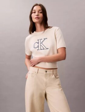 Sweter z monogramem o skróconym kroju