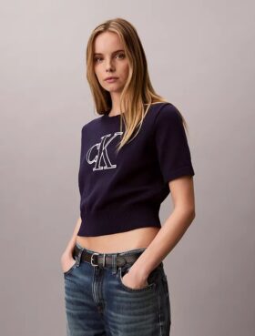 Sweter z monogramem o skróconym kroju