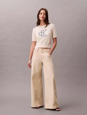 Sweter z monogramem o skróconym kroju