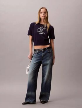 Sweter z monogramem o skróconym kroju