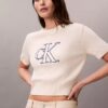 Sweter z monogramem o skróconym kroju