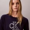 Sweter z monogramem o skróconym kroju