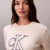 Sweter z monogramem o skróconym kroju