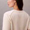 Sweter z monogramem o skróconym kroju
