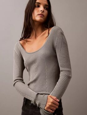 Sweter z okrągłym dekoltem i prążkowanym wykończeniem
