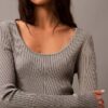 Sweter z okrągłym dekoltem i prążkowanym wykończeniem Sweter z okrągłym dekoltem i prążkowanym wykończeniem