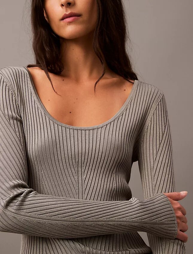 Sweter z okrągłym dekoltem i prążkowanym wykończeniem Sweter z okrągłym dekoltem i prążkowanym wykończeniem