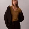 Sweter z wełny merynosowej z dekoltem w serek Sweter z wełny merynosowej z dekoltem w serek
