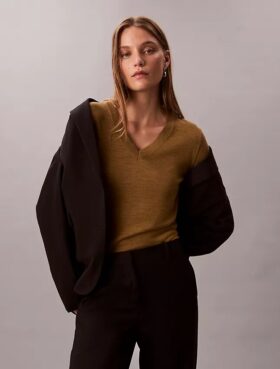 Sweter z wełny merynosowej z dekoltem w serek
