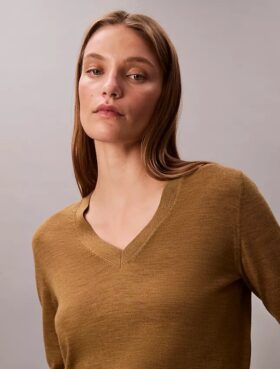 Sweter z wełny merynosowej z dekoltem w serek