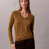 Sweter z wełny merynosowej z dekoltem w serek Sweter z wełny merynosowej z dekoltem w serek