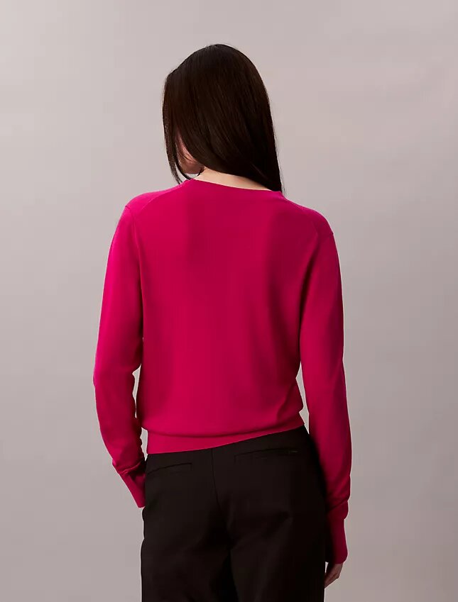 Sweter z wełny merynosowej z dekoltem w serek Sweter z wełny merynosowej z dekoltem w serek