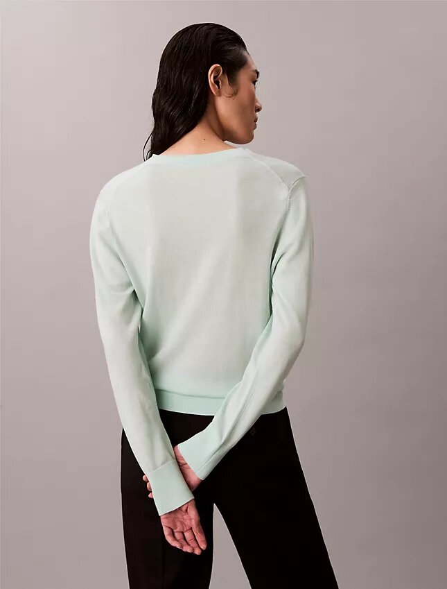 Sweter z wełny merynosowej z dekoltem w serek Sweter z wełny merynosowej z dekoltem w serek