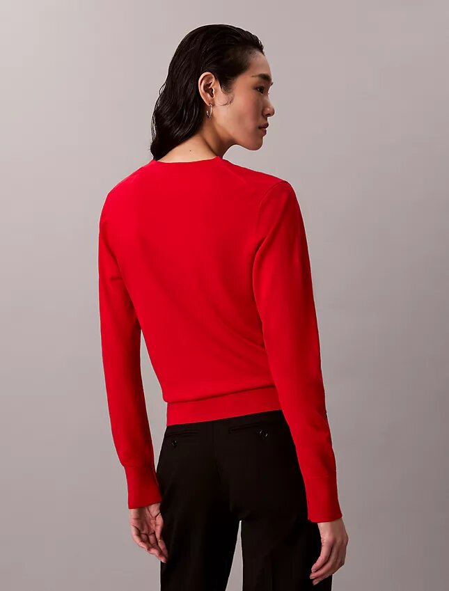 Sweter z wełny merynosowej z dekoltem w serek Sweter z wełny merynosowej z dekoltem w serek