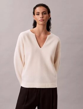 Sweter z wełny merynosowej z luźnym dekoltem w serek Sweter z wełny merynosowej z luźnym dekoltem w serek