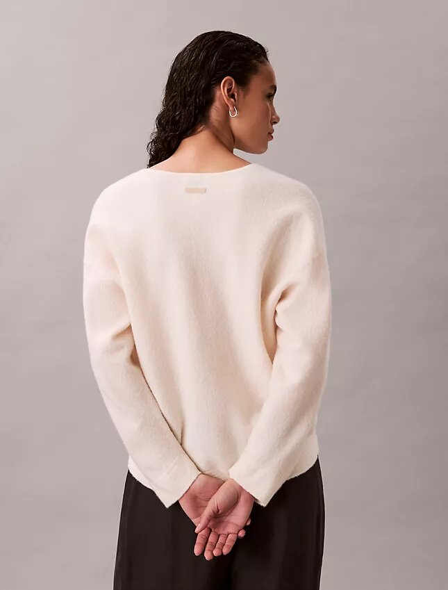 Sweter z wełny merynosowej z luźnym dekoltem w serek Sweter z wełny merynosowej z luźnym dekoltem w serek