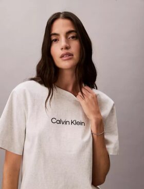 T-shirt z okrągłym dekoltem i standardowym logo o luźnym kroju T-shirt z okrągłym dekoltem i standardowym logo o luźnym kroju