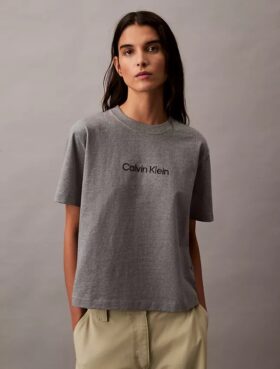 T-shirt z okrągłym dekoltem i standardowym logo o luźnym kroju