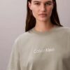 T-shirt z okrągłym dekoltem i standardowym logo o luźnym kroju T-shirt z okrągłym dekoltem i standardowym logo o luźnym kroju