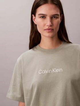 T-shirt z okrągłym dekoltem i standardowym logo o luźnym kroju