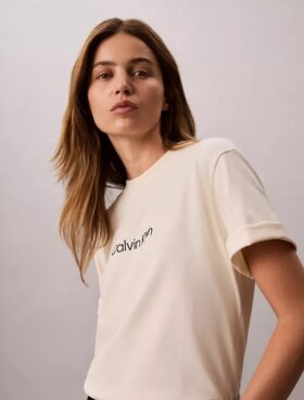 T-shirt z okrągłym dekoltem i standardowym logo o luźnym kroju T-shirt z okrągłym dekoltem i standardowym logo o luźnym kroju