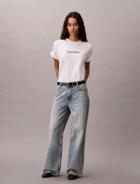 T-shirt z okrągłym dekoltem i standardowym logo o luźnym kroju T-shirt z okrągłym dekoltem i standardowym logo o luźnym kroju