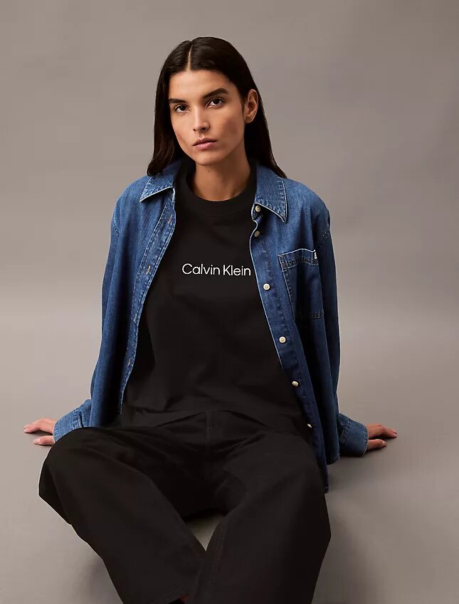 T-shirt z okrągłym dekoltem i standardowym logo o luźnym kroju T-shirt z okrągłym dekoltem i standardowym logo o luźnym kroju