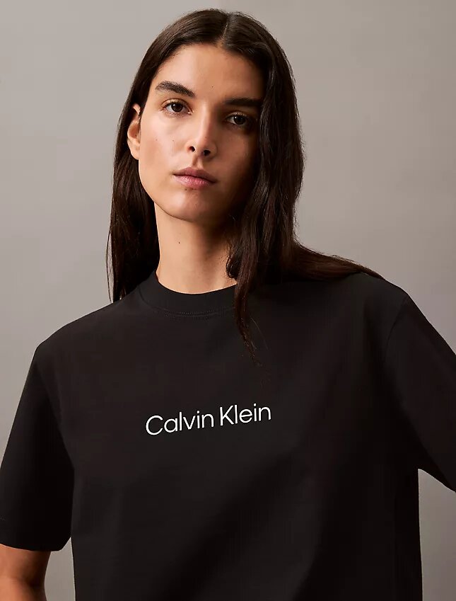 T-shirt z okrągłym dekoltem i standardowym logo o luźnym kroju T-shirt z okrągłym dekoltem i standardowym logo o luźnym kroju