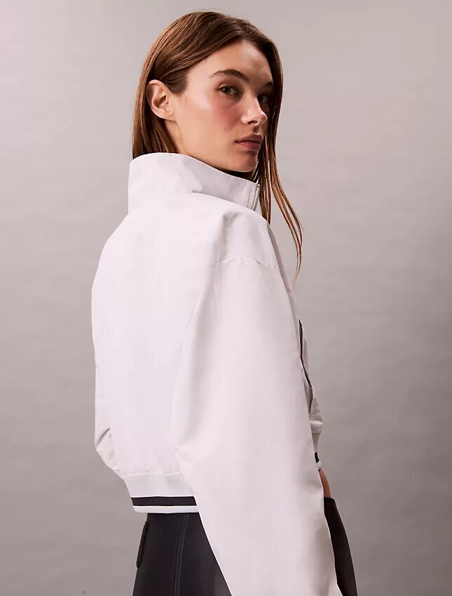 Tkana, krótka bluza dresowa o luźnym kroju Tkana, krótka bluza dresowa o luźnym kroju