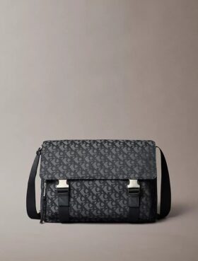 Torba listonoszka z monogramem na całej powierzchni