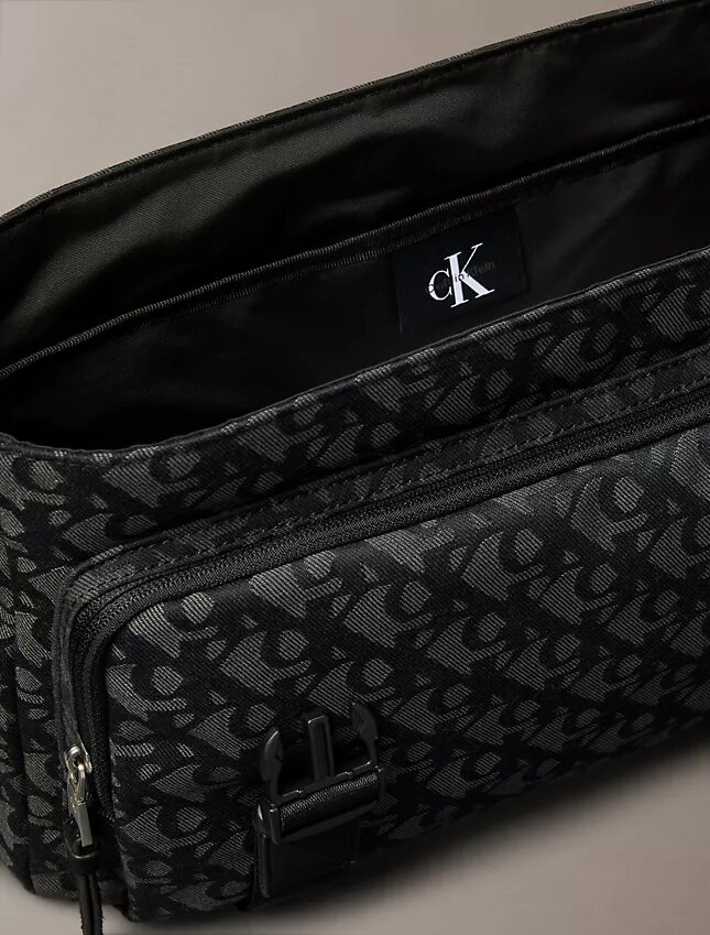 Torba listonoszka z monogramem na całej powierzchni Torba listonoszka z monogramem na całej powierzchni