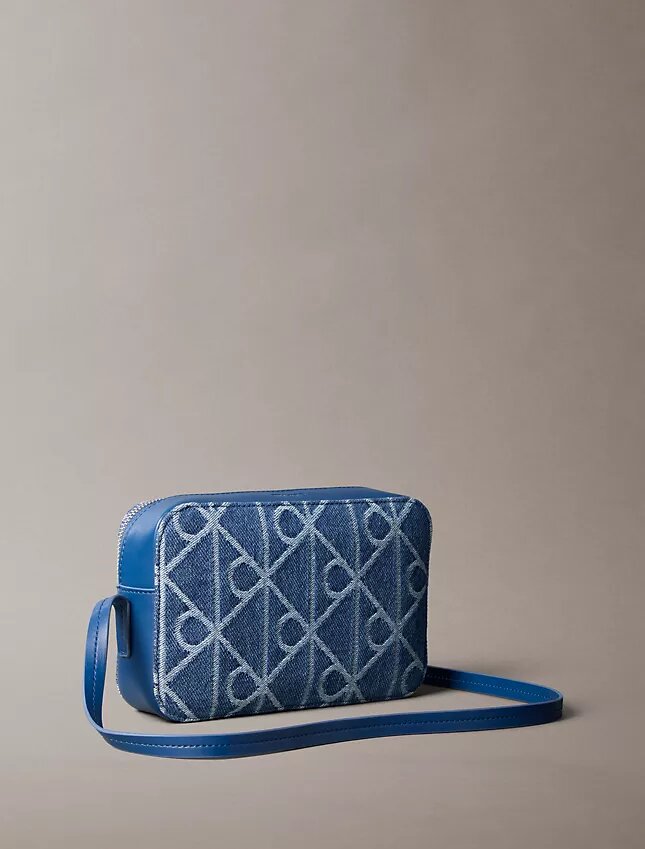 Torba na aparat Denim z logo na całej powierzchni Torba na aparat Denim z logo na całej powierzchni