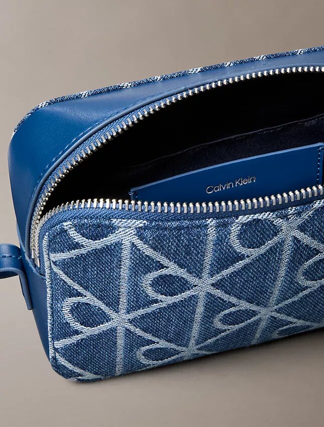 Torba na aparat Denim z logo na całej powierzchni Torba na aparat Denim z logo na całej powierzchni