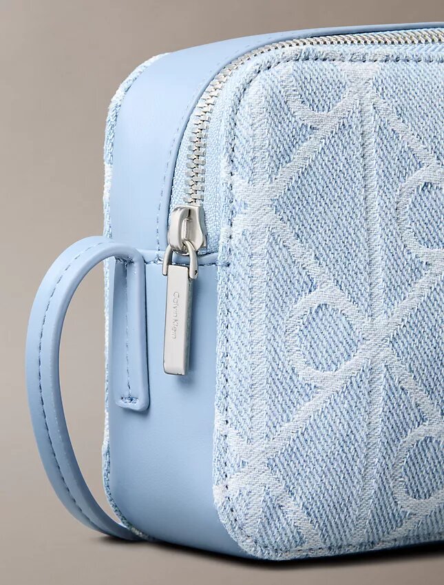 Torba na aparat Denim z logo na całej powierzchni Torba na aparat Denim z logo na całej powierzchni