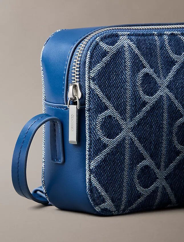 Torba na aparat Denim z logo na całej powierzchni Torba na aparat Denim z logo na całej powierzchni