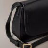 Torba na aparat z klapką z monogramem Torba na aparat z klapką z monogramem