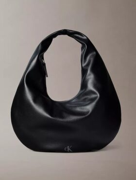 Torba na ramię w kształcie półksiężyca z fakturą „pebble grain”