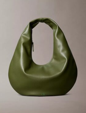 Torba na ramię w kształcie półksiężyca z fakturą „pebble grain” Torba na ramię w kształcie półksiężyca z fakturą „pebble grain”