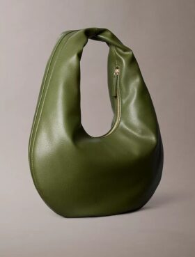 Torba na ramię w kształcie półksiężyca z fakturą „pebble grain” Torba na ramię w kształcie półksiężyca z fakturą „pebble grain”
