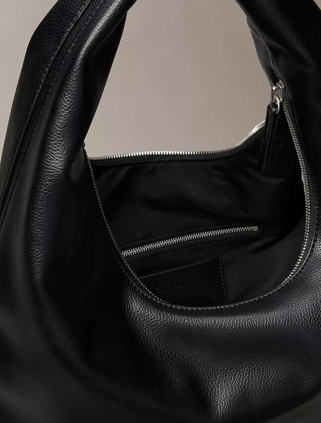 Torba na ramię w kształcie półksiężyca z fakturą „pebble grain” Torba na ramię w kształcie półksiężyca z fakturą „pebble grain”