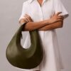 Torba na ramię w kształcie półksiężyca z fakturą „pebble grain” Torba na ramię w kształcie półksiężyca z fakturą „pebble grain”