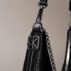 Torba na ramię z emblematem i metalowymi elementami