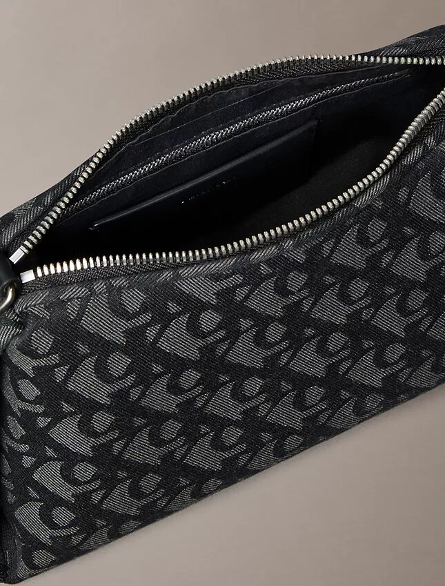 Torba na ramię z plisowanym logo Monogram Torba na ramię z plisowanym logo Monogram