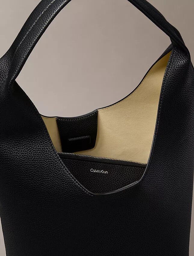 Torba o luźnym kształcie z fakturą „pebble grain” Torba o luźnym kształcie z fakturą „pebble grain”