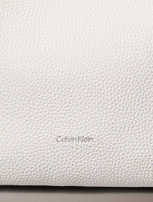 Torba o luźnym kształcie z fakturą „pebble grain” Torba o luźnym kształcie z fakturą „pebble grain”