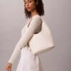 Torba o luźnym kształcie z fakturą „pebble grain” Torba o luźnym kształcie z fakturą „pebble grain”
