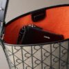 Torba typu bucket z żakardowym wzorem z logo na całej powierzchni i kieszonką