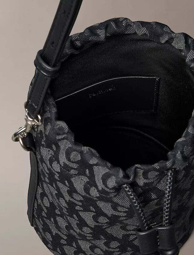 Torba typu bucket z nadrukiem Monogramu na całej powierzchni Torba typu bucket z nadrukiem Monogramu na całej powierzchni