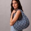 Torba typu hobo z Denim logo na całej powierzchni