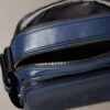 Torba typu reporter z wytłoczonym Monogramem i kieszenią zapinaną na zamek Torba typu reporter z wytłoczonym Monogramem i kieszenią zapinaną na zamek